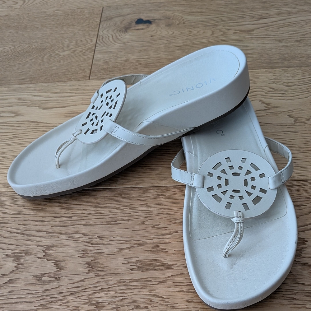 Vionic Women's Solari Leather Cream Sandals Medalion Flipflops